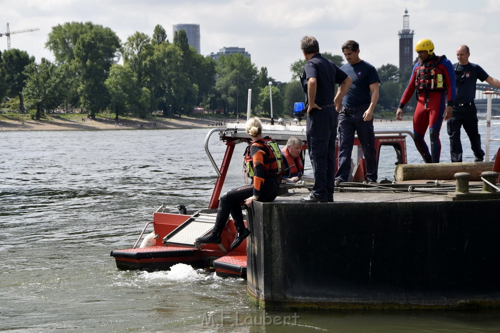 Uebung BF Taucher und Presse Koeln Zoobruecke Rhein P233.JPG - Miklos Laubert